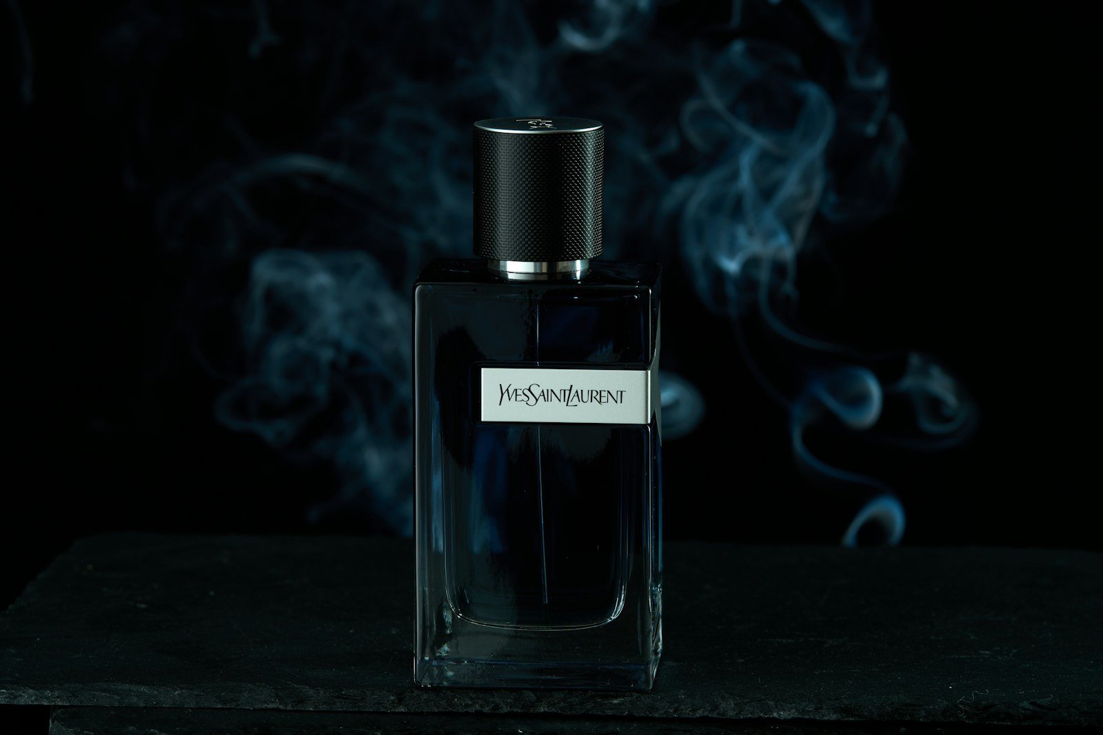 Perfumaria — Hidratar a Pele Ajuda na Fixação do Perfume Masculino? A Verdade!